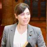小野田紀美の父親は現在どうしている？アメリカ人の父との関係を解説