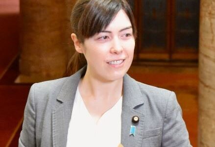 小野田紀美の父親は現在どうしている？アメリカ人の父との関係を解説