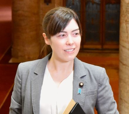 小野田紀美の父親は現在どうしている？アメリカ人の父との関係を解説