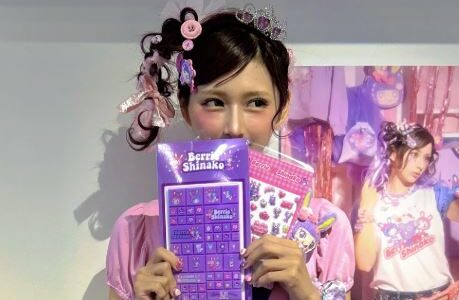 しなこの年収はいくら？1億超えの噂と収入源をリアルに検証！
